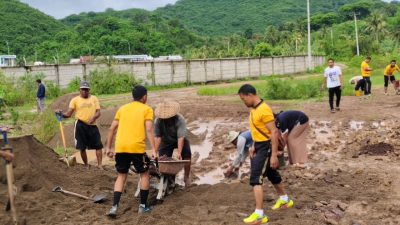 Ditpolairud Polda NTB Gotong Royong Perbaiki Jalan Bersama Masyarakat Sekotong