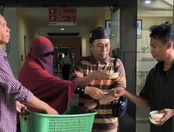 NTBCare dan MIO NTB Bagi Ratusan Takjil di RSUD Provinsi NTB, Sasar Keluarga Pasien hingga Petugas Jaga