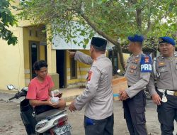 Ditpolairud Polda NTB Bagikan Takjil kepada Nelayan di Pantai Gading Mataram
