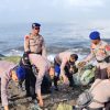 Personel Ditpolairud Polda NTB Tetap Laksanakan Bersih Pantai di Bulan Ramadhan
