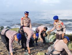 Personel Ditpolairud Polda NTB Tetap Laksanakan Bersih Pantai di Bulan Ramadhan
