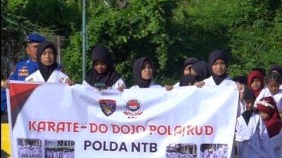 Anak Binaan Karate-Do Dojo Polairud Polda NTB Bagikan Takjil di Pelabuhan Lembar dan Serumbung