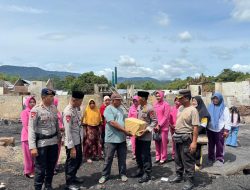 Brimob Polda NTB Salurkan Bantuan Kemanusiaan Untuk Korban Kebakaran di Kecamatan Alas