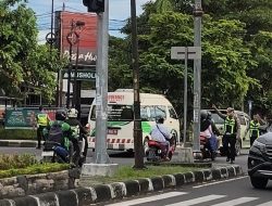 Nyaris Terjebak di Tengah Macet, Ambulans Diselamatkan Aksi Cepat Polisi di Mataram