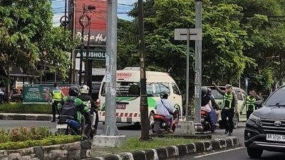 Nyaris Terjebak di Tengah Macet, Ambulans Diselamatkan Aksi Cepat Polisi di Mataram
