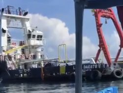 Heboh Kapal Misterius Parkir di Pantai Lakey, Warga Curiga Milik PT STM: Terumbu Karang Terancam?