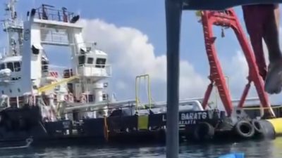 Heboh Kapal Misterius Parkir di Pantai Lakey, Warga Curiga Milik PT STM: Terumbu Karang Terancam?