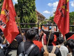 Polda NTB Dinilai Bungkam, LMND Mataram Demo Tuntut Tindak Lanjut Dugaan Korupsi di Universitas Bima
