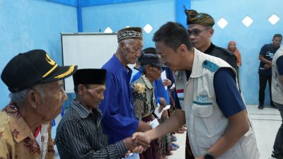 Semangat Kartini, PLN Hadirkan Kepedulian bagi 15 Lansia Dhuafa di Lombok Timur