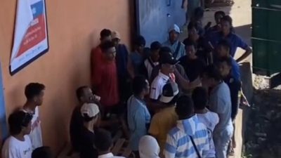 Petani Mengantre Berhari-hari, Truk ‘Istimewa’ Diduga Milik Kades Malah Bebas Bongkar Tiap Hari!