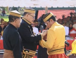 Bupati Dompu Bambang Firdaus Dianugerahi Gelar “MA KAPAHU RAWI”, Amanah Besar Jaga Marwah Budaya Daerah