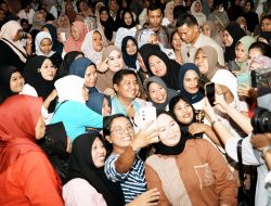 Lagu Bongkar Menggelegar di Depan Menteri Ara dan Gubernur NTB! Emak-Emak PNM Sambut Kebijakan Bunga Kredit di Bawah 8 Persen