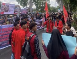 EK LMND Mataram Gelar Aksi di Polda NTB, Soroti Buruknya Pelayanan Polisi dan Darurat Keamanan Kota Mataram