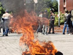 Masa Dari Berbagai Aliansi Gelar Aksi Solidaritas, Desak Hakim Bebaskan Radiet Adriansyah