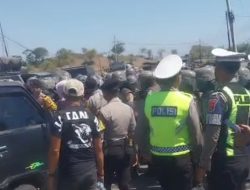Aksi PPS Mulai Memanas, Massa Mulai Blokade Jalan Menuju Pelabuhan Poto Tano: “Siang Ini Tano Dipastikan Lumpuh”