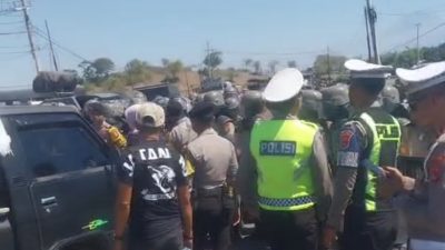 Aksi PPS Mulai Memanas, Massa Mulai Blokade Jalan Menuju Pelabuhan Poto Tano: “Siang Ini Tano Dipastikan Lumpuh”