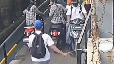 Terekam CCTV! Pemotor Jadi Korban Serangan Brutal Oleh Pelajar di Gang Sempit