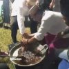 Detik-Detik Bupati Sumbawa Celupkan Tangan ke Minyak Mendidih di Tradisi Melala, Warga Dibuat Takjub
