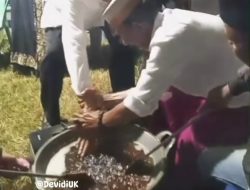 Detik-Detik Bupati Sumbawa Celupkan Tangan ke Minyak Mendidih di Tradisi Melala, Warga Dibuat Takjub