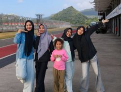 Liburan Penuh Inspirasi, Tia, Syafara dan Ajeng Kagumi Sirkuit Mandalika dan Pesona Sembalun