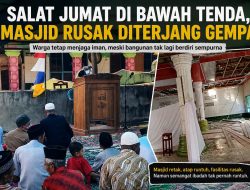 Masjid Rusak Diterjang Gempa, Warga Biting NTT Tetap Salat Jumat di Bawah Tenda