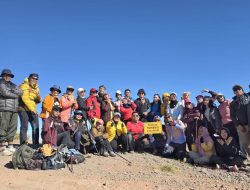 10 Jam Menembus Hutan Rinjani, Kisah 34 Pendaki Hora Hore dari Timbanuh hingga Puncak Tembesi