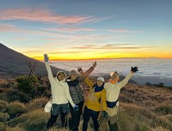 Hutan, Savana, Sunrise dan View Rinjani, Ini Pesona Jalur Timbanuh Menuju Puncak Tembesi