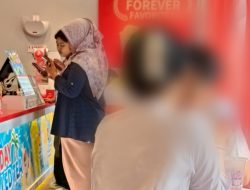 Masih Pakai Seragam, Dua Pelajar Diduga Asyik Pacaran di Gerai Mixue Mataram
